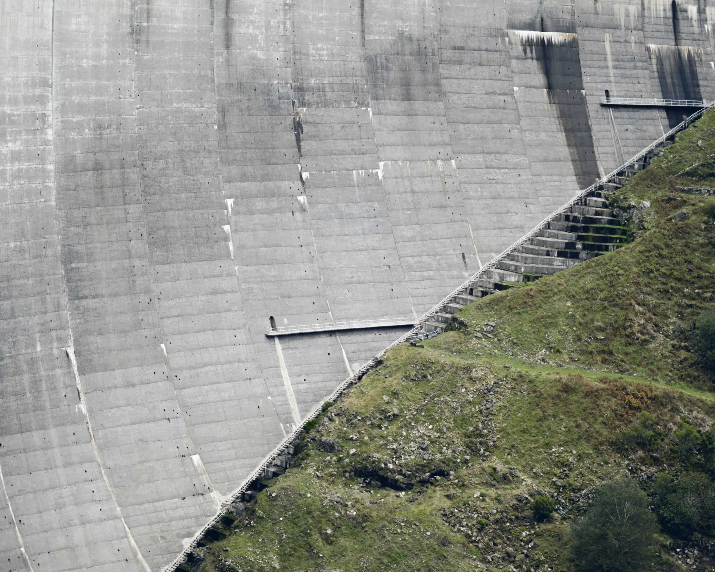 Paredão de uma barragem em Portugal