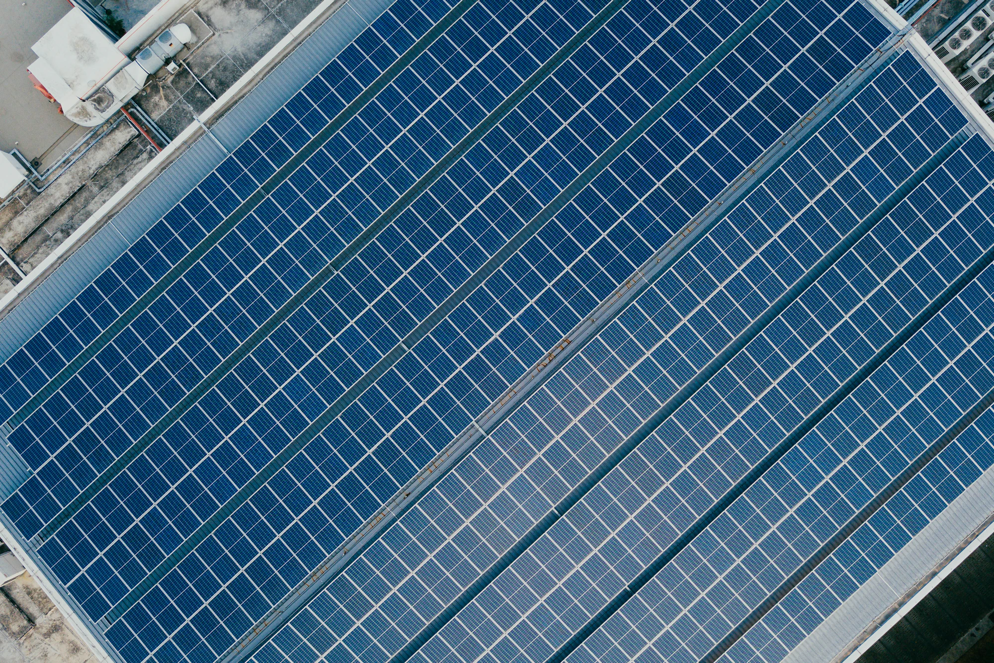 Painéis solares numa cobertura industrial