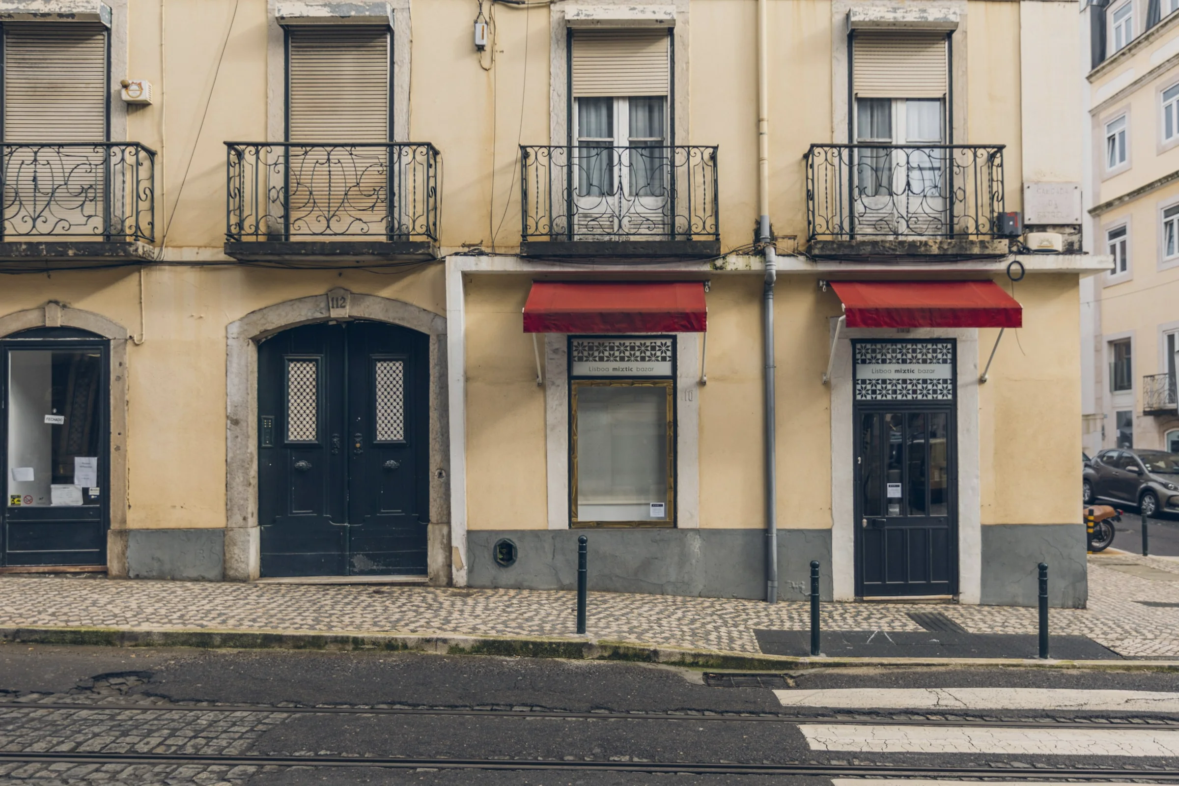 Montras de lojas numa rua de Lisboa