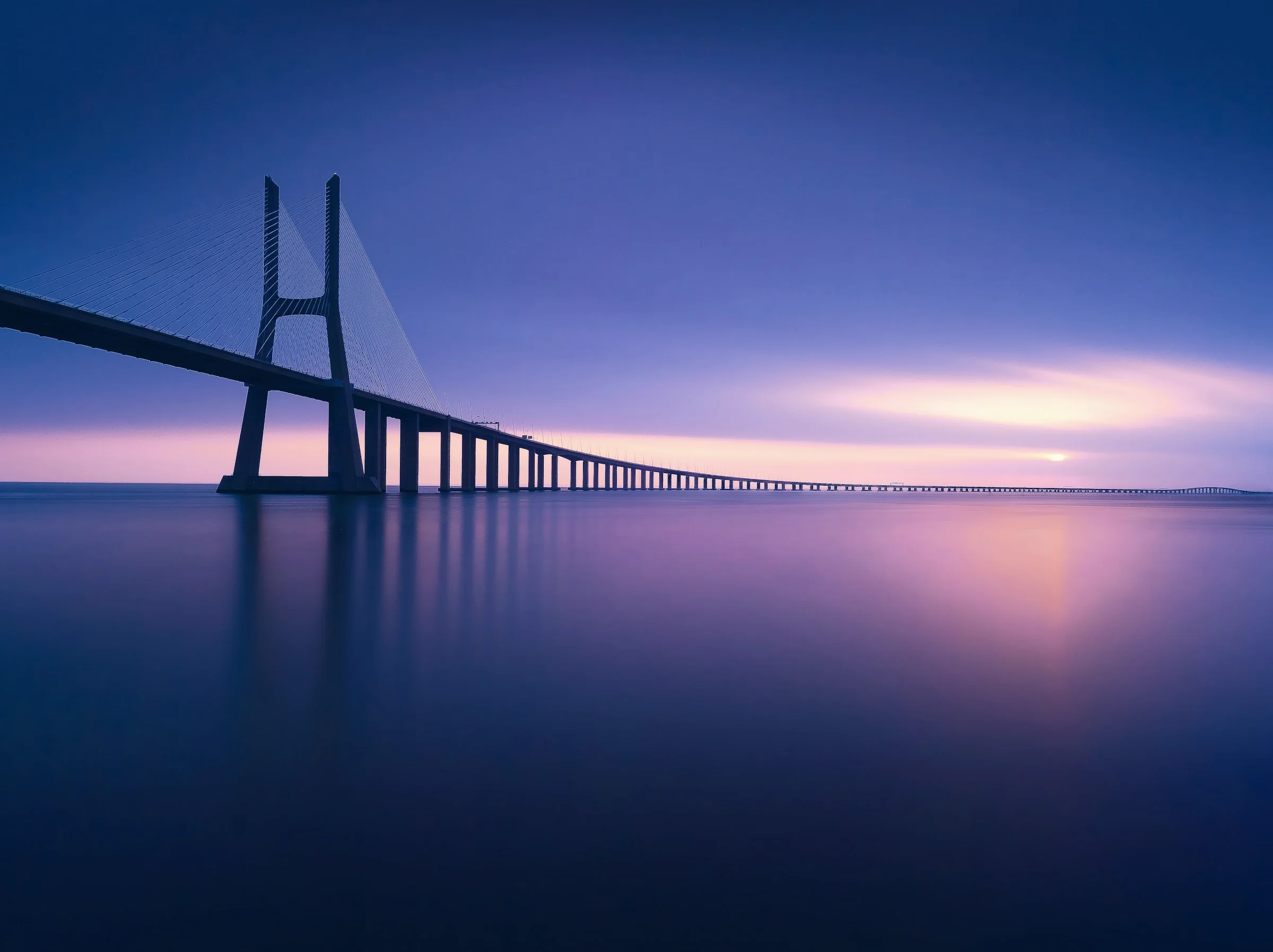 Ponte Vasco da Gama, em Lisboa, ao anoitecer
